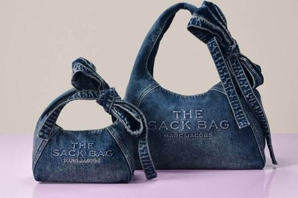 マーク ジェイコブス“大ぶりリボン”付き「ザ サック バッグ」ソフトデニム＆ナイロン素材