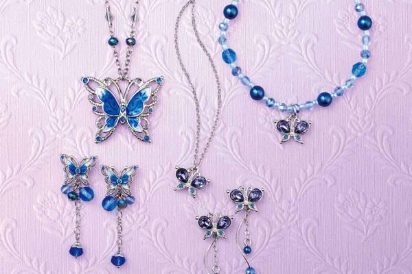 アナ スイ“涼やかブルーの蝶”アクセサリー、カットガラス煌めくネックレスや揺れるチャーム付きピアス