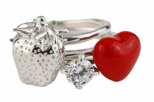 e.m.“ぷっくり”真っ赤なハートジュエリー、イチゴ煌めく3連リングやワンポイントピアスも