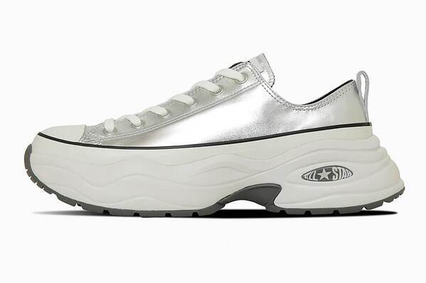 コンバース“メタリックシルバー”の軽量厚底スニーカー「オールスター サージトレーナー」
