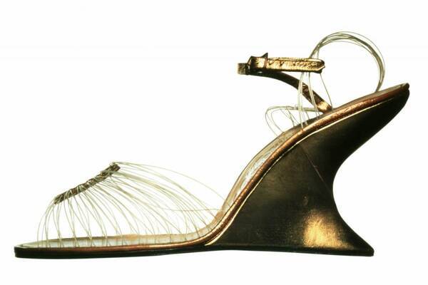 フェラガモ「大阪・関西万博」特別展に参加、黄金に輝く名作サンダル＆“サイの角”型シューズを展示