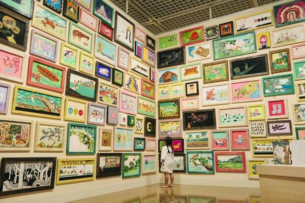 ザ・キャビンカンパニー個展が滋賀県立美術館で、“廃遊園地”のような立体作品＆原画約300点が並ぶ壁画