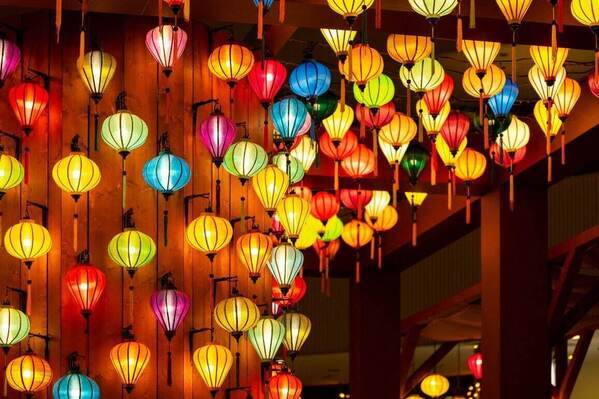 横浜ベイクォーター「ランタンナイト」カラフルなランタンが彩る屋上庭園＆“アオザイ”着付け体験も