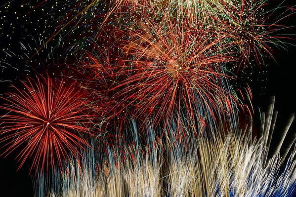 「葛飾納涼花火大会 2025」東京・葛飾区柴又野球場で、約15,000発の花火を打ち上げ