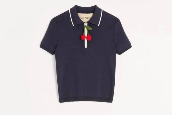 ヴァレンティノ25年秋ウェア、“ハートビジューボタン”煌めくワンピ＆チェリーが揺れるニットポロ