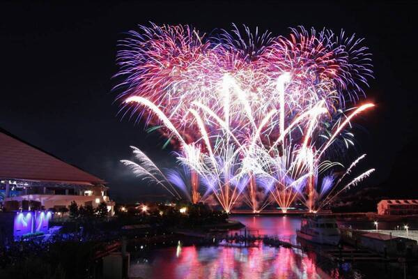 横浜・八景島シーパラダイス「花火シンフォニア」音楽とシンクロする2,500発の花火