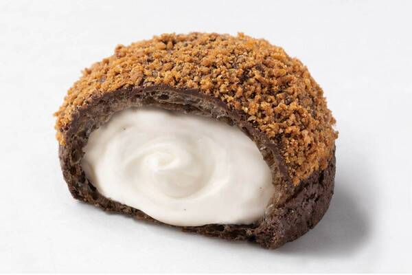 ビアードパパ新作「ブラックモンブランシュー」バニラ風味クリーム×“クッキークランチのせ”ショコラ生地