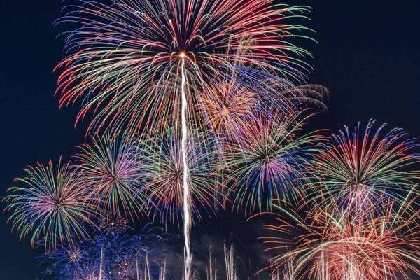 荒川河川敷で「戸田橋花火大会 2025」同時開催の「いたばし花火大会」と合わせて15,000発