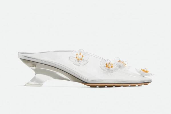 ボッテガ・ヴェネタ“まるでガラスの靴”クチナシの花装飾をあしらったクリアミュール