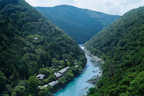 「星のや京都」嵐山で“平安貴族”気分味わう夏イベント、源氏物語と楽しむ蛍狩り＆川床で七夕体験