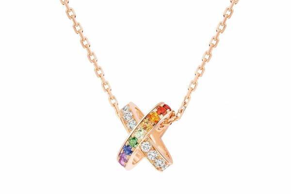 ショーメ「リアン」に“虹色”新作ジュエリー、ダイヤモンドやカラーストーンのクロスデザインペンダント