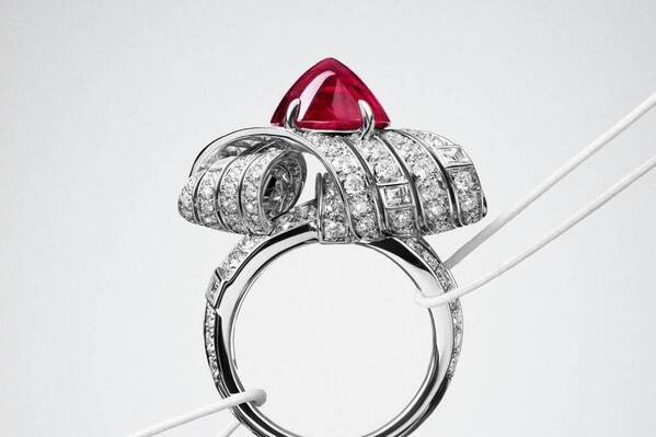 カルティエのハイジュエリー、ベールのようなピンクゴールドネックレスやルビー輝く帯留風リング