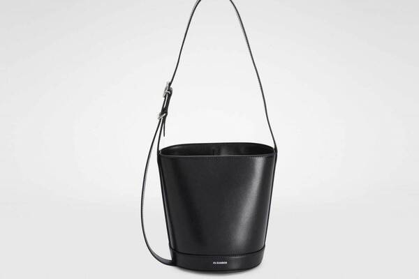 ジル サンダー「カンノーロ」に新作バケットバッグ、シルバーに輝くバレリーナシューズも