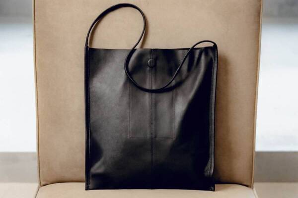 ヨーク“ショッピングバッグ”着想バッグ、超軽量ゴートレザーのバッグブランド「モルフェ」コラボ