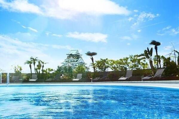 ホテルニューオータニ大阪“森のオアシス”着想のリゾートプール、光の演出に包まれるナイトプールも