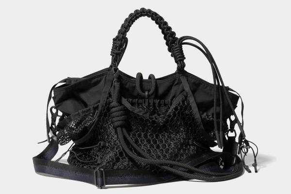 ビューティフルピープル“過剰な”収納＆ハンドルを搭載したショルダーやバックパック