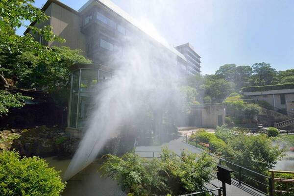 ホテル椿山荘東京で夏の庭園演出、大粒ミストが噴き上がる「雲海スプラッシュ」やシトラス香る雲海