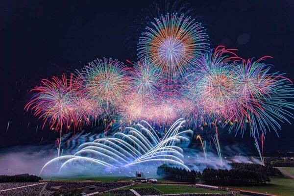 「北海道芸術花火2025」札幌・モエレ沼公園で - 音楽と花火がシンクロ、地形を活かした演出も