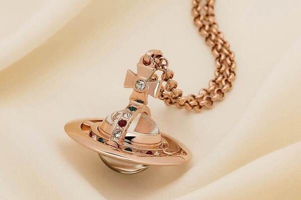 ヴィヴィアン・ウエストウッドの天然石輝く「オーブ」ネックレス時計、底を反転して時刻確認