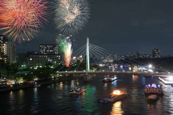 「天神祭」3,000発の奉納花火や船100隻の提灯輝く“火と水の祭典”、大阪・大川で