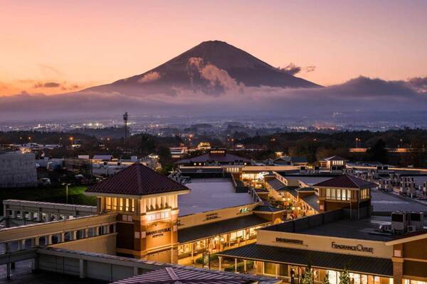 御殿場プレミアム・アウトレット25周年セール、約150ブランドが最大70％オフのお得な価格に