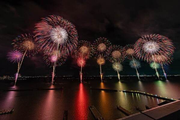 滋賀「びわ湖大花火大会」琵琶湖“夏の風物詩”、約10,000発の湖上花火