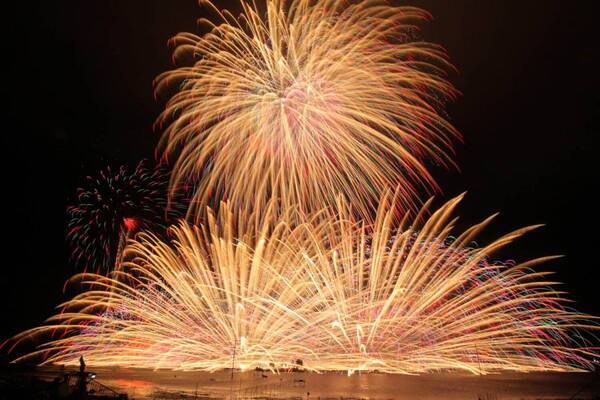 「第77回諏訪湖祭湖上花火大会」長野・諏訪湖に上がる水上スターマイン、音と光の大迫力スケールで