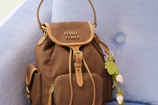 ミュウミュウの新作“カカオブラウン”のバックパックや厚底スニーカー、渋谷パルコの新店舗に