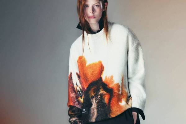 Y-3“琥珀色が滲む”トラックジャケット＆ニット、ウィングチップ装飾レザースニーカーも