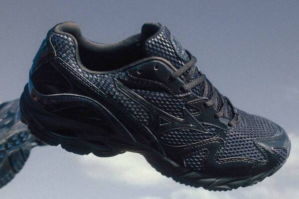 ミズノ“北海着想”深みブルー×ブラックのスニーカー「ウエーブライダー 10 エンド.」