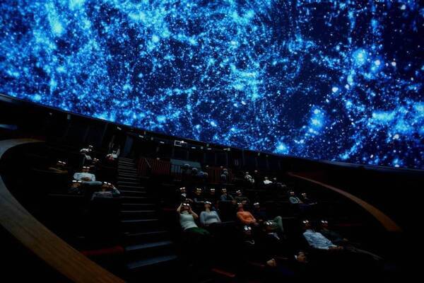 谷川俊太郎のプラネタリウム作品「夜はやさしい」日本科学未来館で再上映、夜をうたう詩と世界の星空