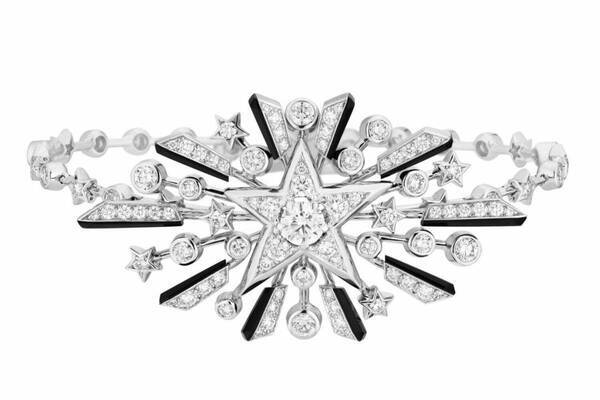 シャネルの2025年ハイジュエリー、彗星のダイヤモンドネックレスや“翼”のルビーリングなど