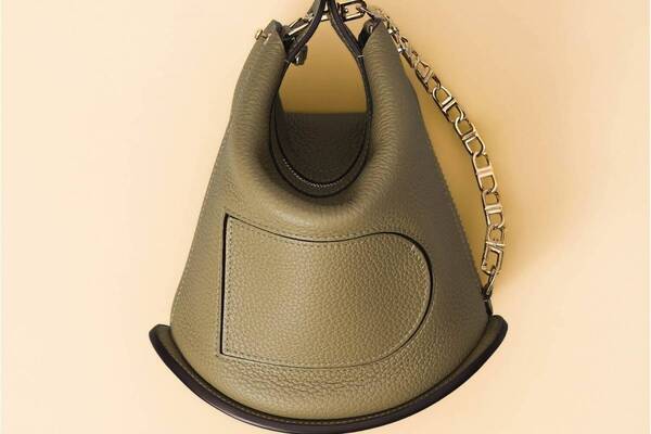 デルヴォーの曲面底レザーバッグ「パン ツイスト」2種類のストラップでシルエット変化