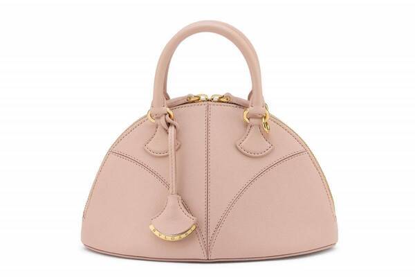 ブルガリ“扇形”モチーフのドーム型バッグ＆財布、ローズピンクのレザーにステッチをプラス