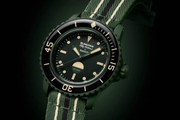 スウォッチ×ブランパンの腕時計“深海”着想ダークグリーン、裏側に海の女神「ウミウシ」をプリント