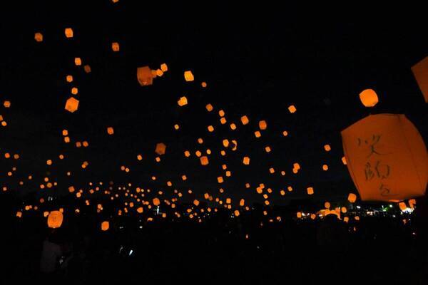 横浜初の大規模「七夕祭り」山下公園で、夜空に浮かぶランタン＆天の川プロジェクションマッピング