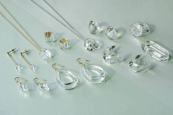 ハリオ「夏の風景」着想ガラスアクセサリー、“夜空の星のかけら”ピアスや“氷河”モチーフのネックレス