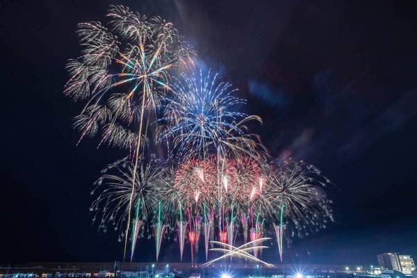 「東北未来芸術花火2025」宮城・鳥の海公園で開催、音楽と花火がシンクロする“芸術花火”