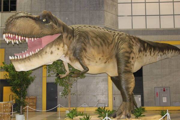 「京都 大恐竜博」“本物のように動く”恐竜模型集結、迫力のティラノサウルスやトリケラトプス