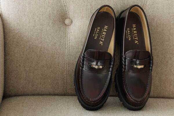 ハルタ×サロン アダム エ ロペのコインローファー風シューズ、上品ガラスレザーに軽量厚底ソール