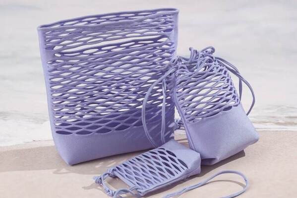 グッド グッズ イッセイ ミヤケのニットバッグ「モッコ ネット」ラベンダー色の巾着バッグやポシェット