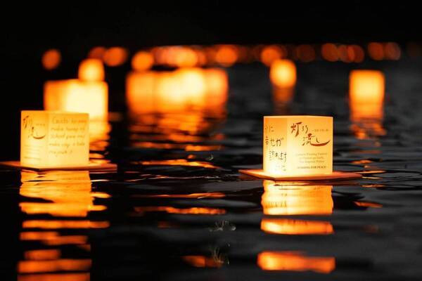 東京・千鳥ヶ淵「灯ろう流し」約2,000個の灯ろうが夜の水面を彩るイベント