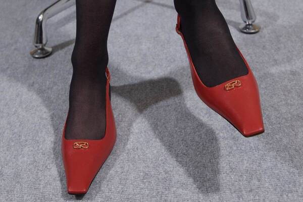 セルジオ ロッシ25年秋冬シューズ、“カクテルグラス風”ヒールのミュール＆ピラミッドトゥサンダル