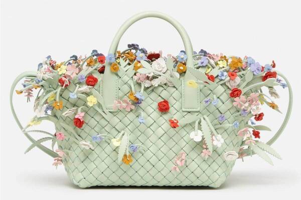 ボッテガ・ヴェネタ“まるで花束”なウィメンズバッグ「カバ」編み込みレザーに咲く草花