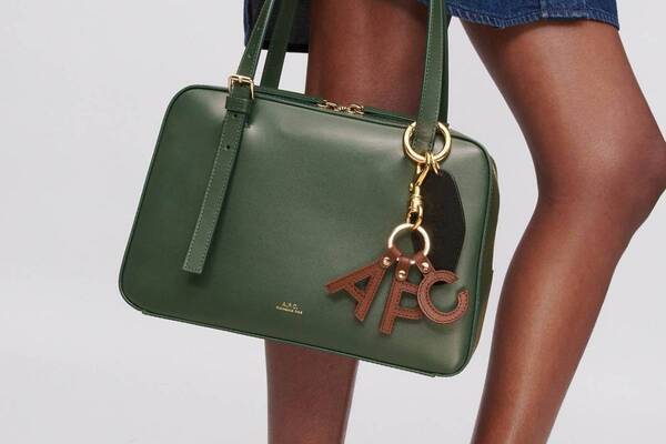 A.P.C.クラシカルな横長ボックスバッグ、光沢スムースレザー×ゴールドロゴ刻印