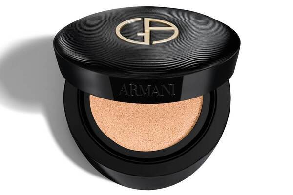 アルマーニ ビューティ25年秋ベースメイク、“光沢シルク”のツヤ肌クッションファンデが誕生