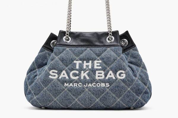 マーク ジェイコブス「ザ サック バッグ」キルティングデニム＆チェーンストラップで