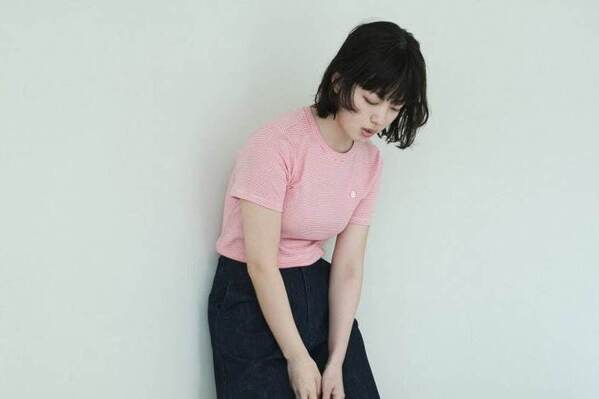 プチバトー×アーバンリサーチ ドアーズの限定Tシャツ、ピンクボーダーや筆記体ロゴ入りで