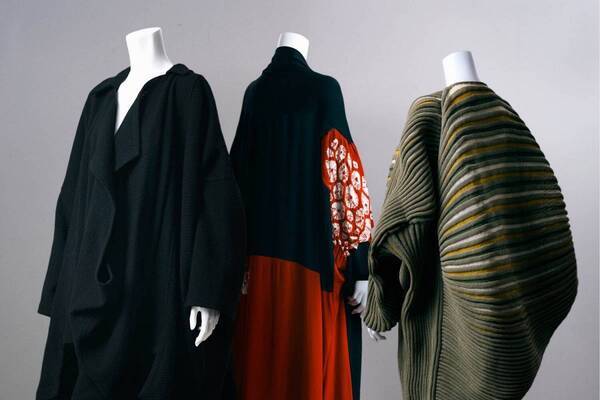 マルジェラやギャルソンなどの衣服約50体を一挙公開、エキシビション「ラ・ミュージアム」渋谷で