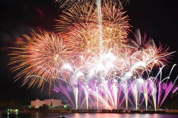 「みなと舞鶴ちゃった花火大会2025」京都・舞鶴市西地区海岸で、夏の夜空を彩る4,000発の花火